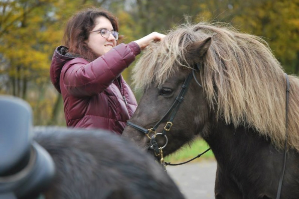 Foto van zadelpasser Elvira met Pandra, een IJslands paard.